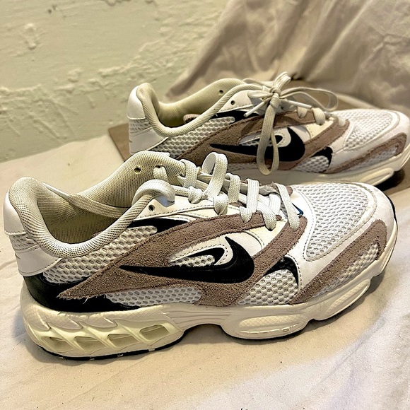 Nike Zoom Air Fire Size Women’s 7.5 in Dust, Black, and White - Picture 2 of 7